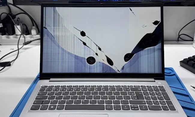 Notebook Lenovo com tela quebrada na bancada da VITECH, em Mossoró